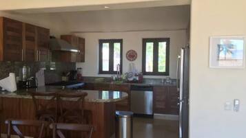 Villa familiar, 4 habitaciones | Cocina privada | Refrigerador con congelador y microondas