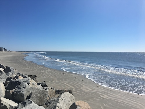 Beautiful updated 2 bed 2 bath Close to beach! Lakehouse pools and gym included 