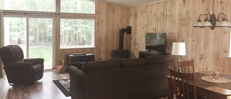 Fernseher, Kamin, DVD-Player, Tischfußball