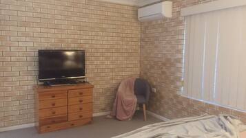 1 bedroom, iron/ironing board, travel cot, WiFi