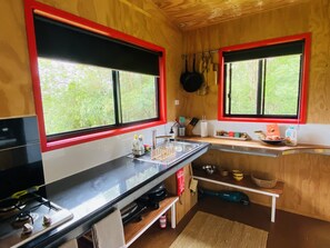 Kühlschrank, Wasserkocher mit Kaffee-/Teezubehör, Toaster