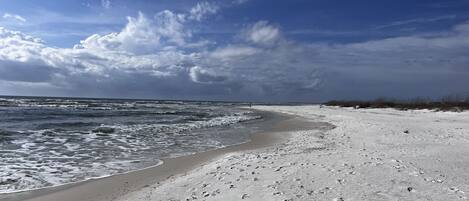 Una playa cerca, sillas reclinables de playa, toallas de playa