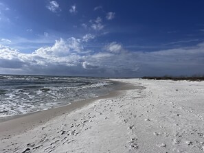 Ranta lähistöllä, aurinkotuoleja, rantapyyhkeitä