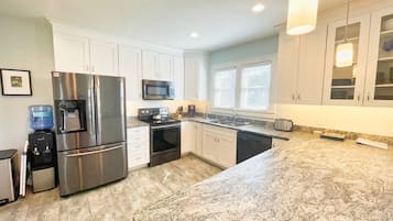 Jääkaappi, mikroaaltouuni, uuni, liesi