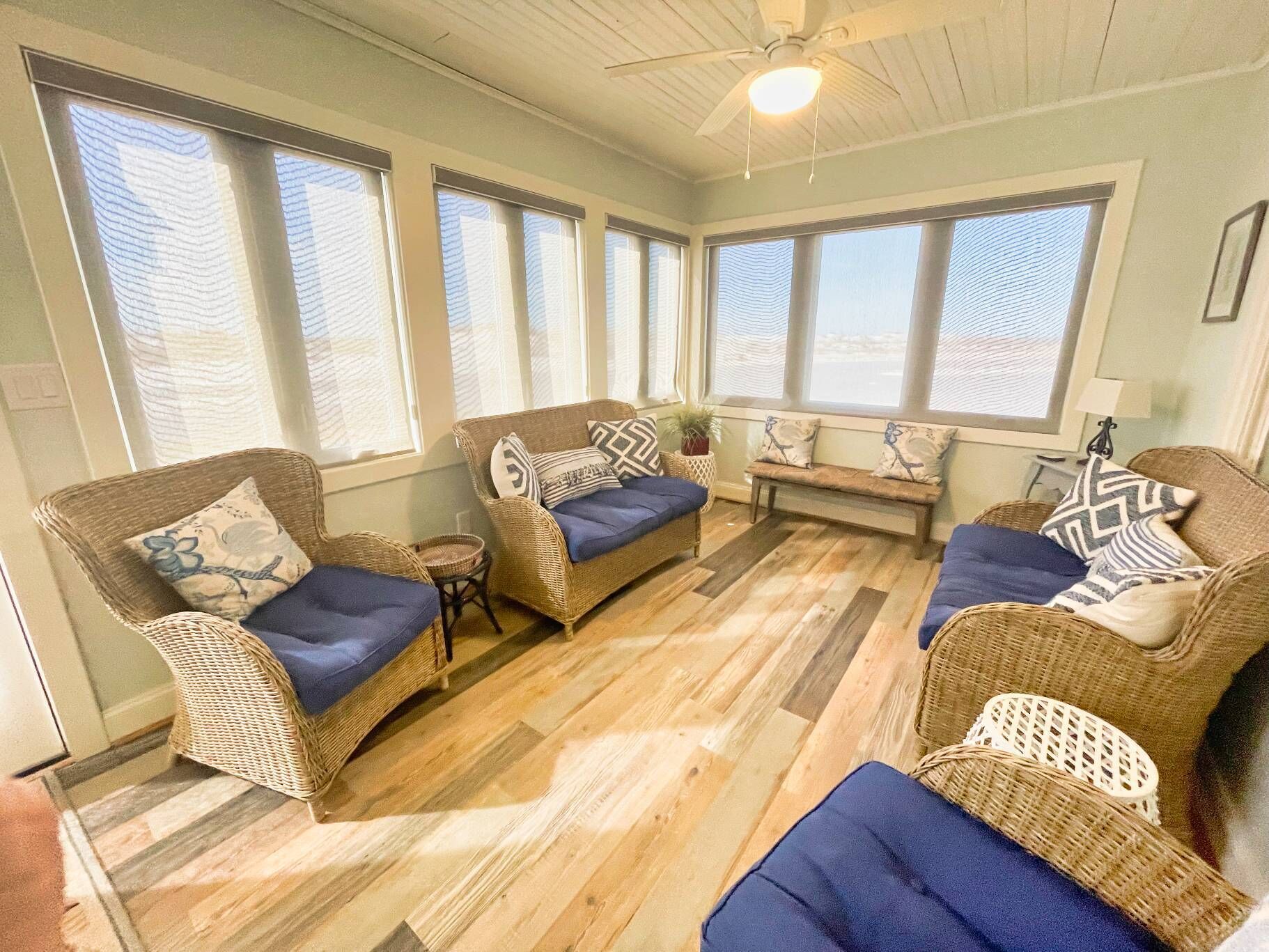 Televisión y oficina 