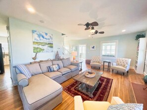 Televisión y oficina 