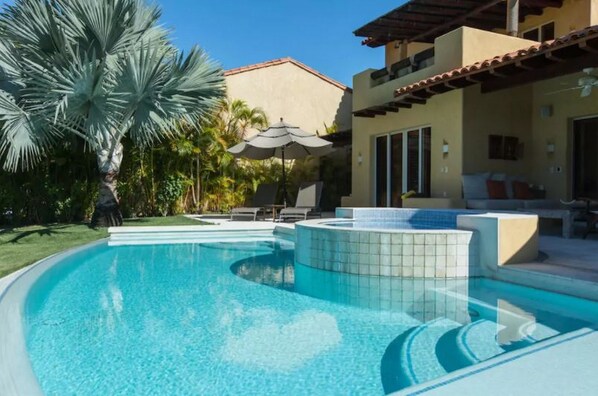 สระว่ายน้ำกลางแจ้ง