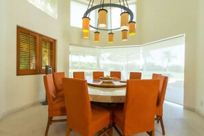 Family Villa, 4 Bedrooms | In-room dining