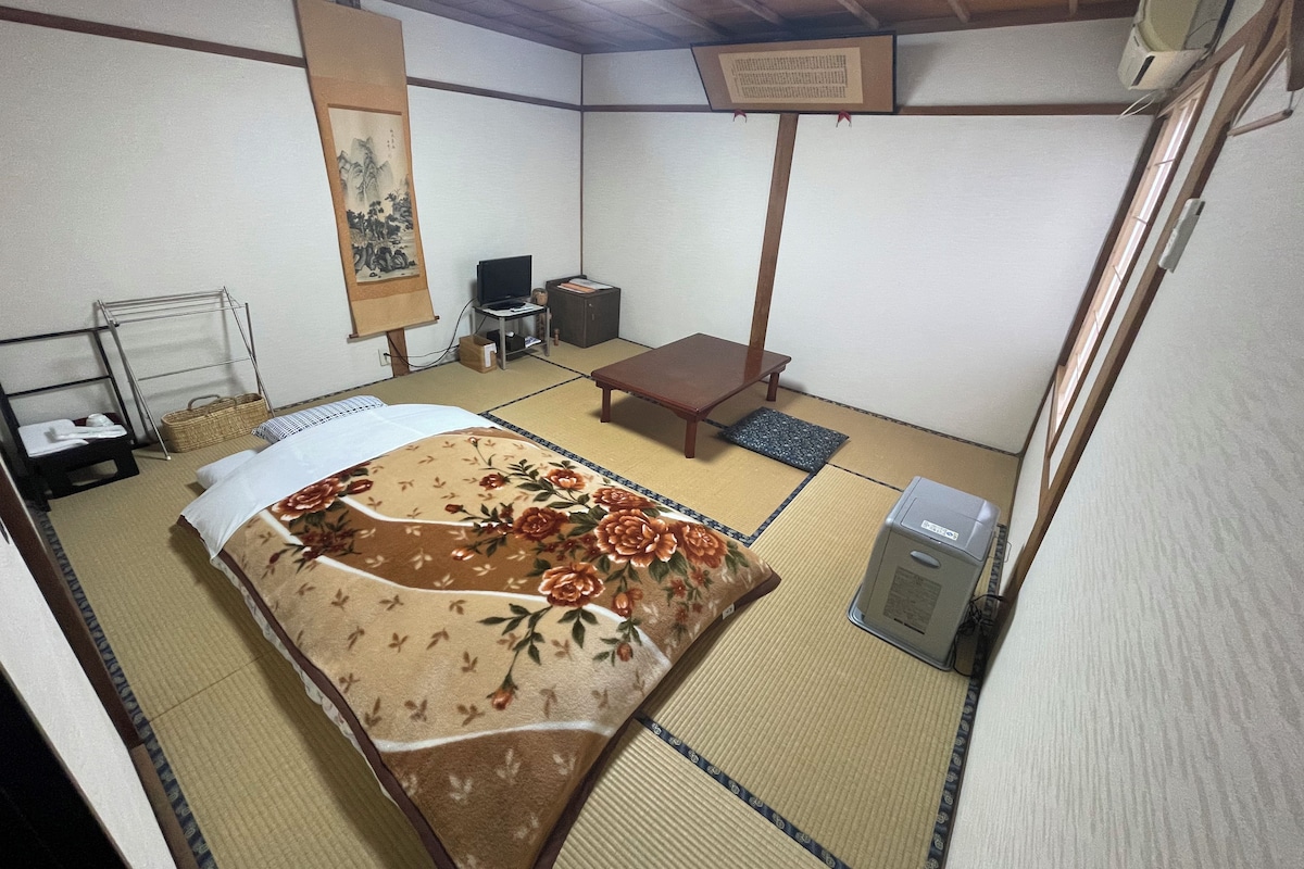 Standard Room | Down comforters, in-room safe, desk, WiFi (free)