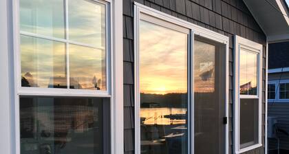 Waterfront Cottage, Blue Chair Bungalow, minutes from the beach