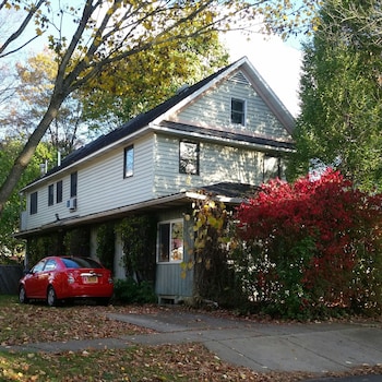 Cozy Village Hideaway near St Bonaventure University & Holiday V