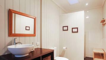 Douche, baignoire Ă jets, sĂšche-cheveux