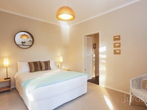 2 bedrooms, iron/ironing board, bed sheets, wheelchair access