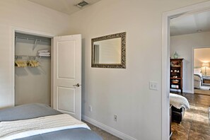 2 habitaciones, tabla de planchar con plancha y cuna de viaje