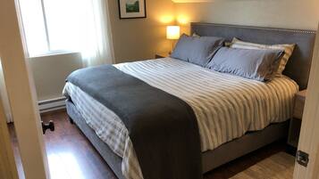 2 slaapkamers, een strijkplank/strijkijzer, reisbedje, gratis wifi