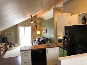 Smart TV, DVD player, books - University Guesthouse (Missoula)