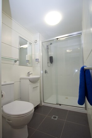 Basic-Einzelzimmer, 1 Einzelbett | Badezimmer | Dusche, Handtücher