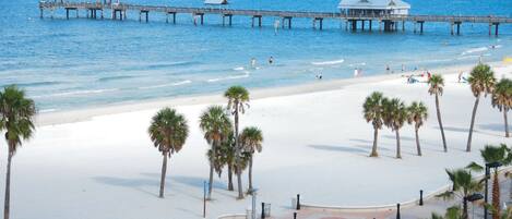 Perto da praia, espreguiçadeiras, toalhas de praia