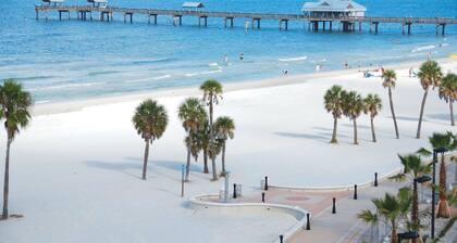 BEAUTIFUL CONDO MINUTES FROM GORGEOUS BEACHES & FAMILY ATTRACTIONS