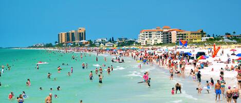 Plage à proximité, chaise longue, serviettes de plage