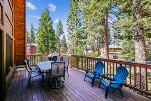 Outdoor dining - Jollymour's Homey Dollar Point Cabin (Tahoe City)