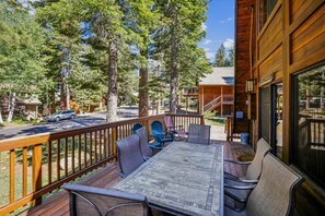 Outdoor dining - Jollymour's Homey Dollar Point Cabin (Tahoe City)
