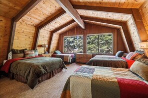 4 bedrooms, travel cot, free WiFi, bed sheets - Jollymour's Homey Dollar Point Cabin (Tahoe City)