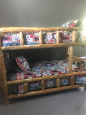 2 bedrooms, iron/ironing board, bed sheets