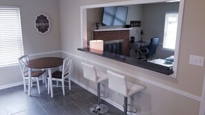 Dining - Updated Ranch in S. Charlotte Close to TOP GOLF! (Charlotte)