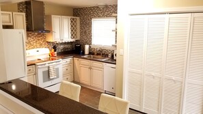 Fridge, microwave, oven, stovetop - Updated Ranch in S. Charlotte Close to TOP GOLF! (Charlotte)