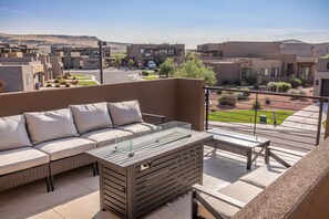 Relax on the balcony with a comfortable sofa and clear views of the surrounding neighborhood.