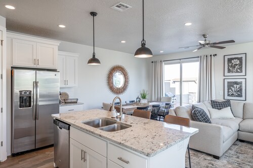 2 King En Suites - 3BR on 18th w/ Fire Pit + Loft