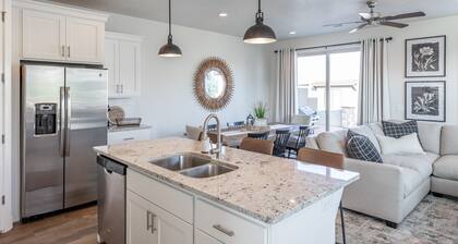 2 King En Suites - 3BR on 18th w/ Fire Pit + Loft