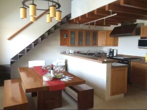 Vila família, 5 quartos | Cozinha privada | Geladeira grande, micro-ondas, cafeteira/chaleira