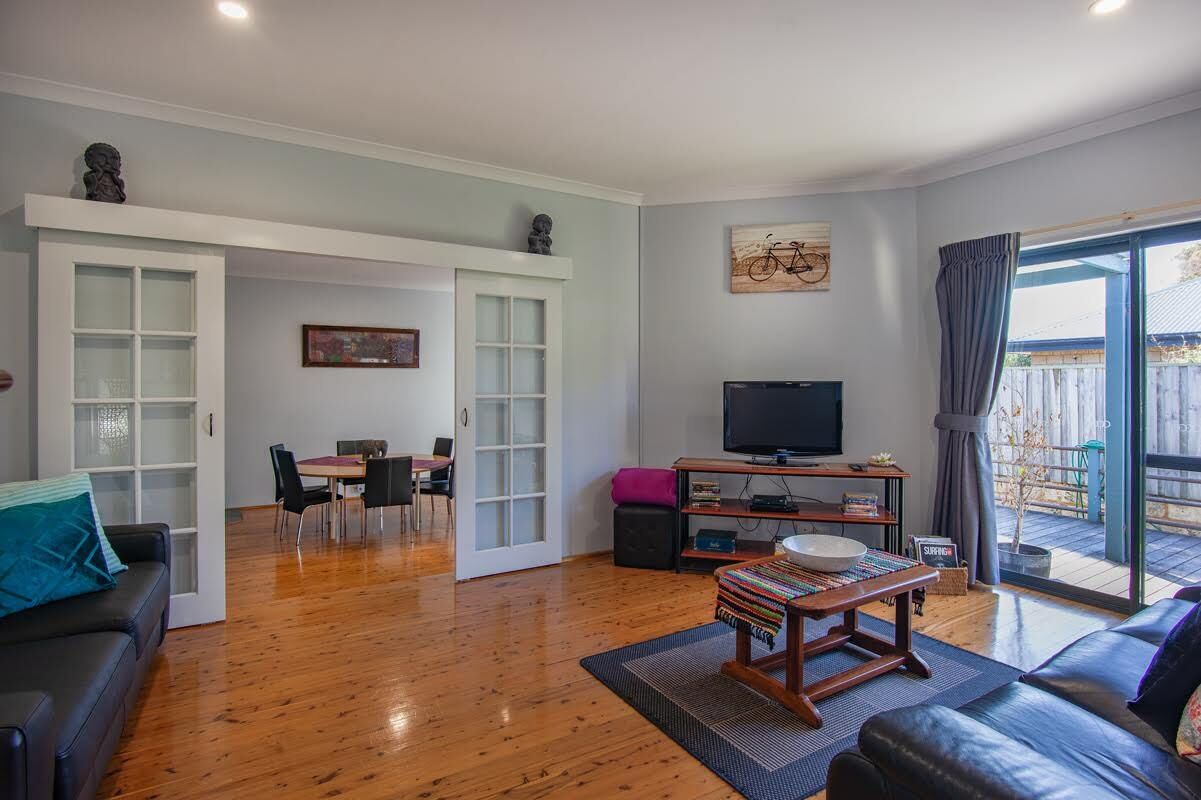 Fernseher, Kamin, DVD-Player, Bücher