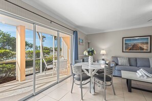 Tv, dvd-spelare, en stereo och kontor