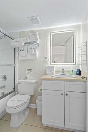 Combined shower/bathtub, hair dryer, towels