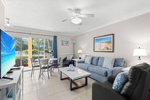 Tv, dvd-spelare, en stereo och kontor