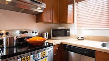 Frigorífico, microondas, horno y placa de cocina