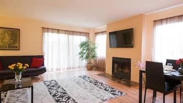 Una Smart TV, una chimenea, una biblioteca de música