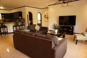 Tv, böcker och en stereo