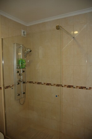 Douche, sèche-cheveux, bidet, serviettes fournies