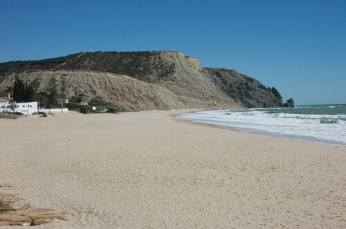 Modern Comfortable Apartment, Sleeps 3.