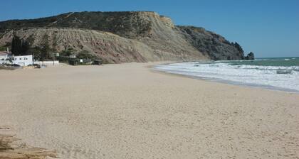 Modern Comfortable Apartment, Sleeps 3.