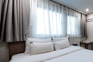 スタンダード ダブルルーム 喫煙可 (A) | 客室ごとに異なる装飾、客室ごとに異なるインテリア、遮光カーテン、WiFi (無料)