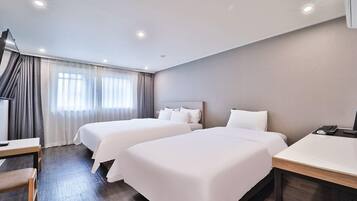 Decoración personalizada, muebles diferentes y cortinas blackout
