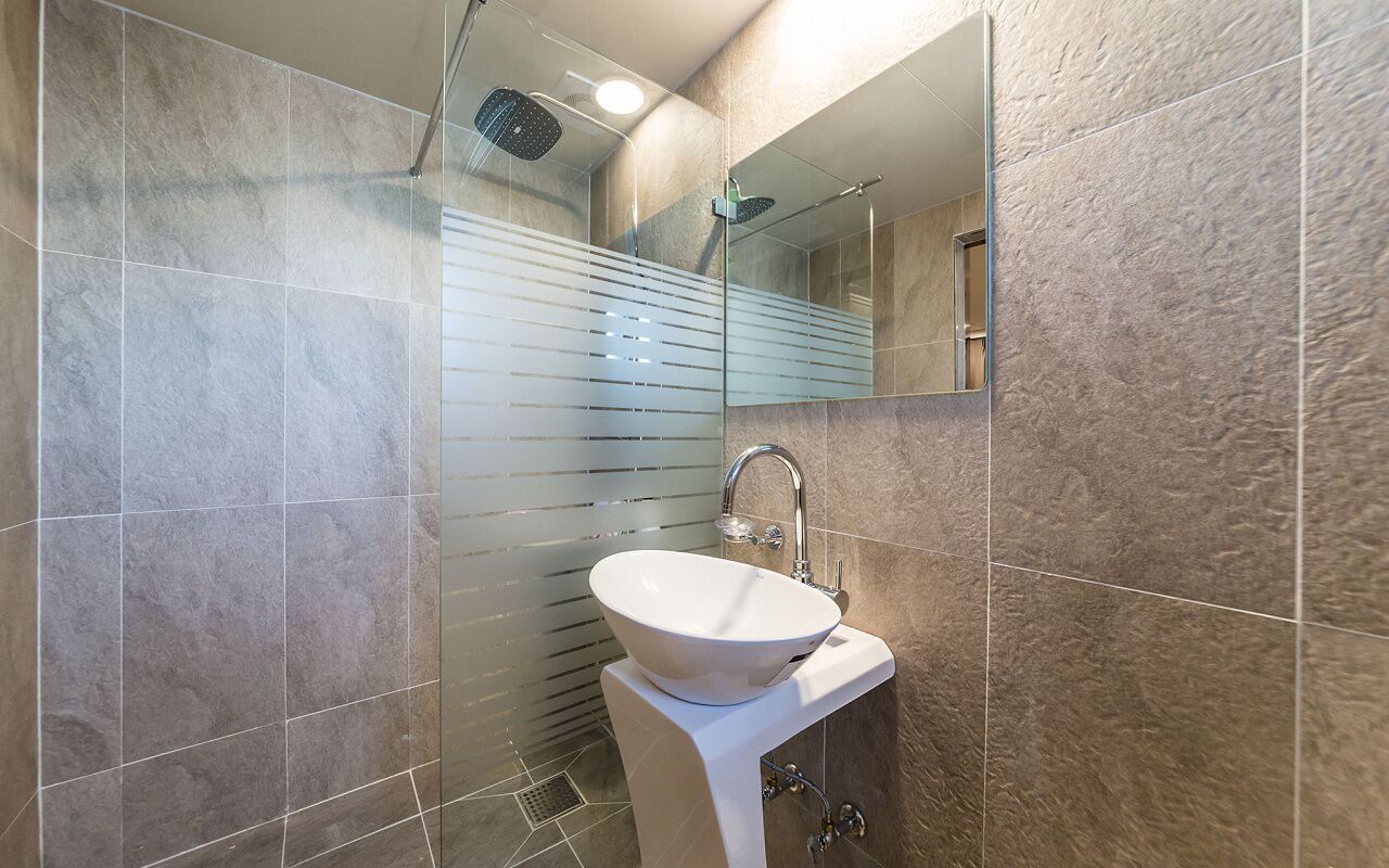 standard double room, smoking (a) | bathroom | free toiletries, hair dryer, bathrobes, slippers