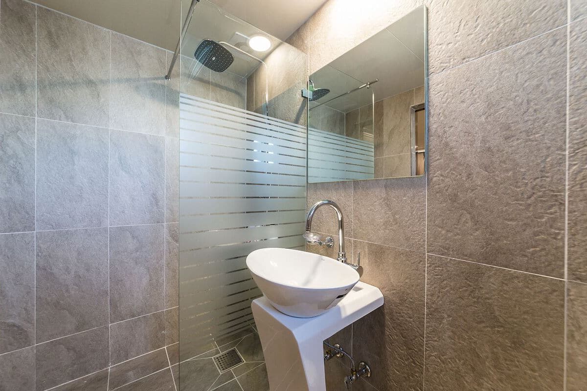 standard double room, smoking (a) | bathroom | free toiletries, hair dryer, bathrobes, slippers