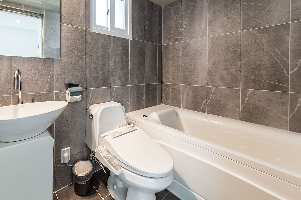 standard double room | bathroom | free toiletries, hair dryer, bathrobes, slippers
