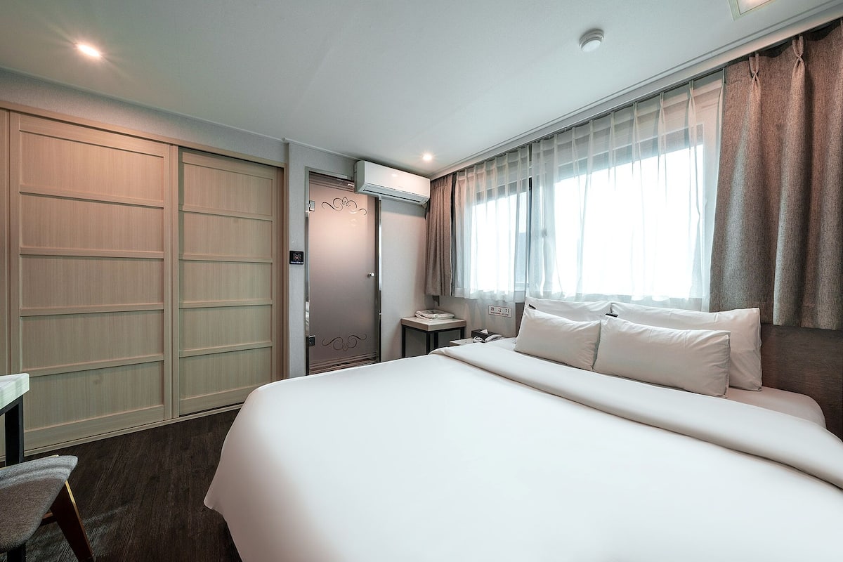 deluxe double room | individually decorated, individually furnished, blackout curtains